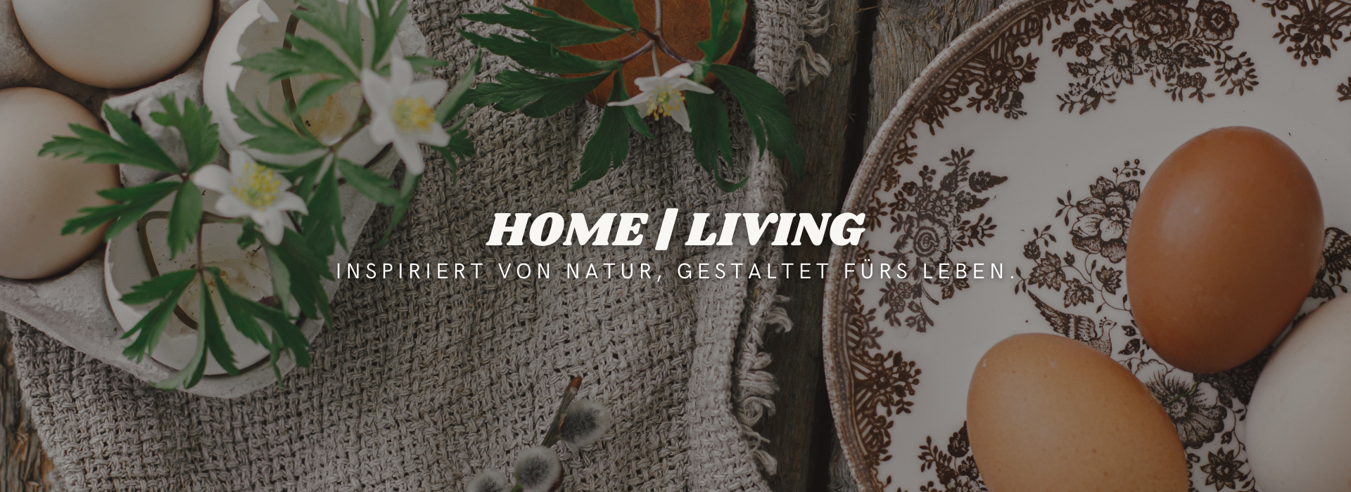 Nahaufnahme von braunen Eiern auf floralem Porzellanteller, weißen Frühlingsblumen und grobem Naturstoff, daneben Text „Home | Living – Inspiriert von Natur, gestaltet fürs Leben“, stimmungsvolles Headerbild von Fraeulein Matilda für natürliche Wohnaccessoires und zeitlose Einrichtungsideen.
