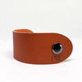 Bild in Galerie-Betrachter laden, Cognacfarbener Serviettenring aus Echtleder mit schwarzem Druckknopf und dezentem „FM“-Branding von Fraeulein Matilda – stilvolles Tischaccessoire in Handarbeit gefertigt.
