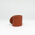 Bild in Galerie-Betrachter laden, Rückansicht eines schlichten Serviettenrings aus cognacfarbenem Echtleder ohne sichtbares Logo – minimalistisches Design von Fraeulein Matilda.