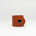 Bild in Galerie-Betrachter laden, Serviettenring aus cognacfarbenem Echtleder mit schwarzem Druckknopf und FM-Prägung von Fraeulein Matilda – minimalistisch, stilvoll und handgefertigt.