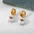 Load image into Gallery viewer, pearl earrings Bee
