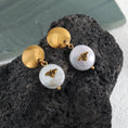 Load image into Gallery viewer, pearl earrings Bee
