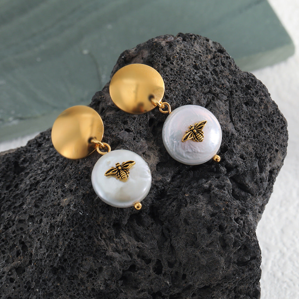 pearl earrings Bee