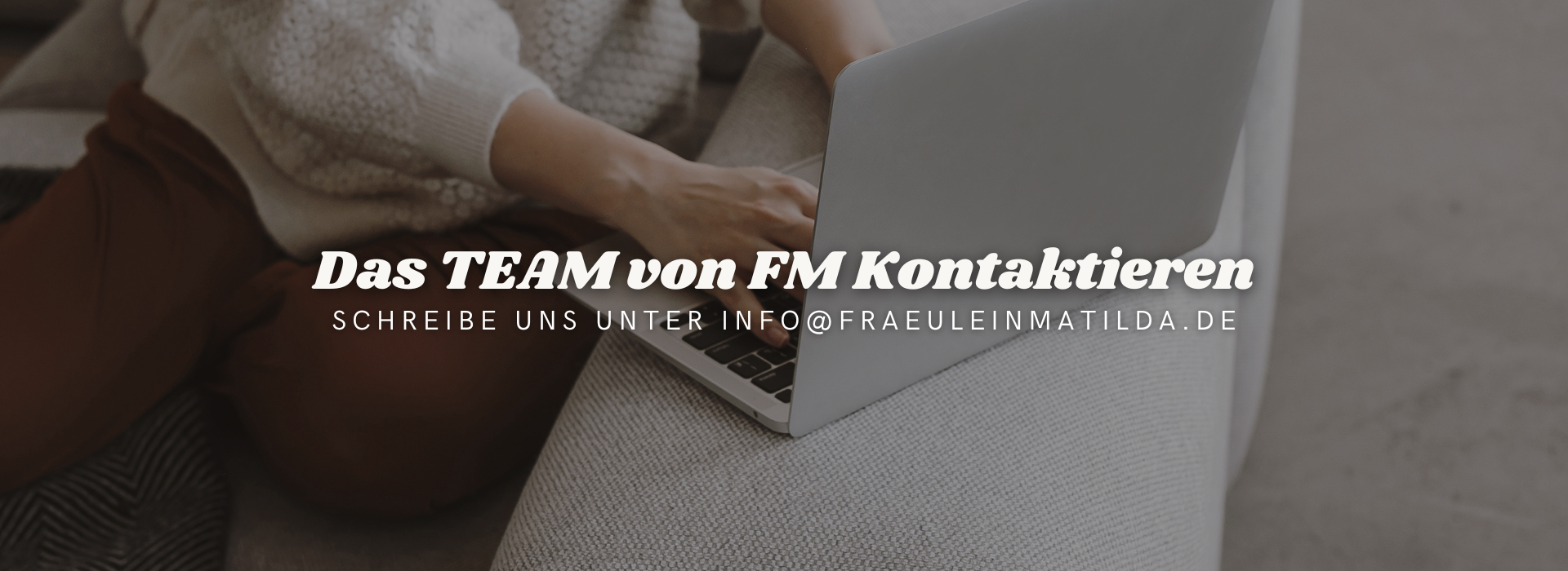 Person mit Laptop auf Sofa, Nahaufnahme beim Tippen auf der Tastatur, dazu Text „Das Team von FM kontaktieren – schreibe uns unter info@fraeuleinmatilda.de“, stimmungsvolles Kontaktbild von Fraeulein Matilda im natürlichen, wohnlichen Setting.