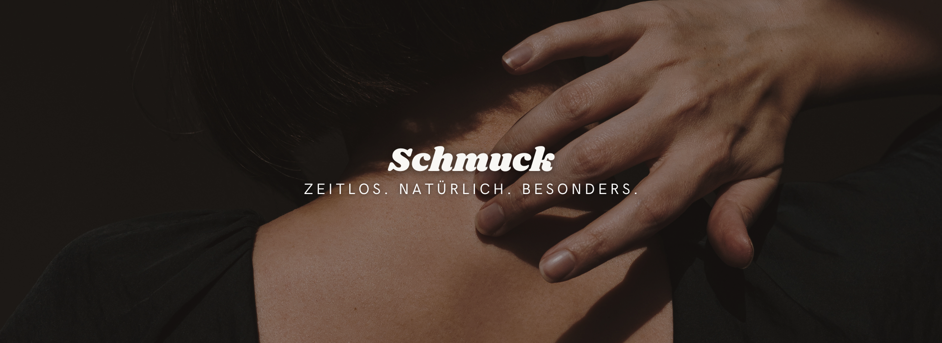 Frau mit dunklem Haar und schwarzer Kleidung berührt sanft ihren Nacken, daneben Text „Schmuck – Zeitlos. Natürlich. Besonders.“, stimmungsvolles Headerbild von Fraeulein Matilda für natürliche, minimalistische Accessoires in elegantem Design.