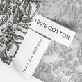 Bild in Galerie-Betrachter laden, Detailaufnahme eines Stoffetiketts mit der Aufschrift „100 % Cotton“ und Markenlabel „FRÄULEIN MATILDA“ auf botanisch bedrucktem Naturstoff – hochwertige Baumwolle für stilvolle Wohnaccessoires mit natürlichem Charakter.
