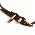 Bild in Galerie-Betrachter laden, Detailaufnahme eines dunkelbraunen Echtleder-Hundehalsbands mit goldener Hardware, inklusive D-Ring, Schlaufe und Karabiner, auf weißem Hintergrund.
